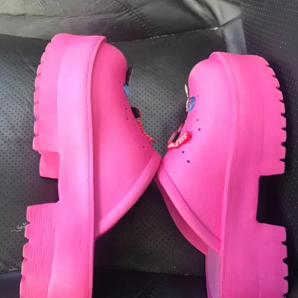 Kids Pink Crocs with Fun Charms size 6 - Picture 6 of 6